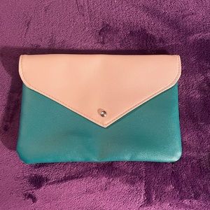 3/$10 Brand new, never used Ipsy makeup bag. Regular size.